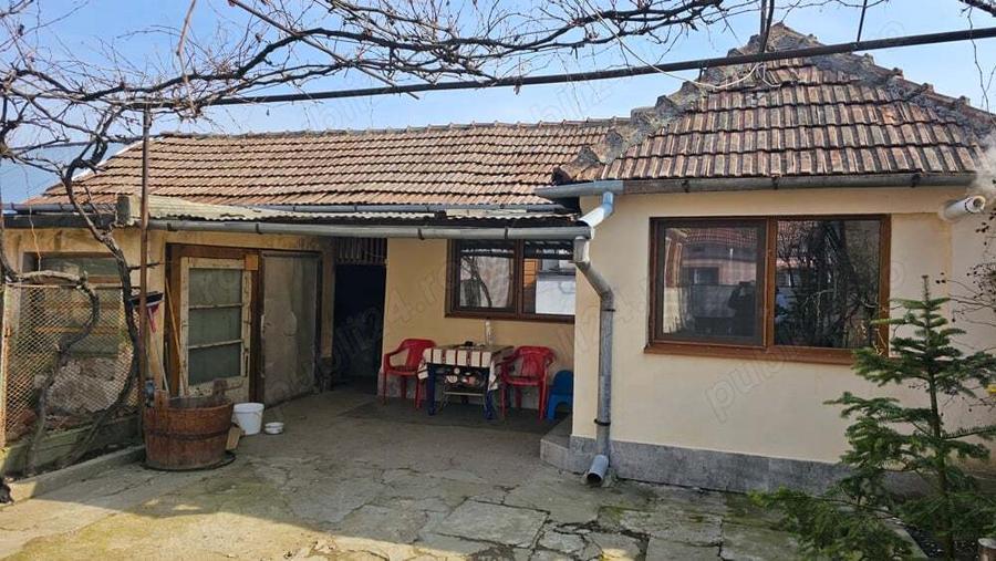 Casa par?ial renovata , zona lini?tita , negociabil, acte la zi . Pret valabil pana la 31 decembrie - 3