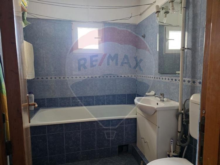 Apartament cu 3 camere de vanzare, str Bucovinei- zona Mioritei - 10