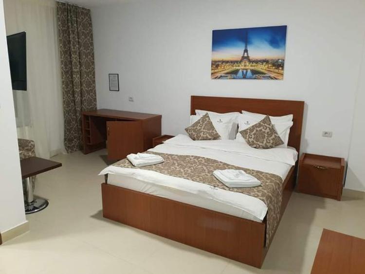 Hotel central 25 camere cu bai proprii! - 2