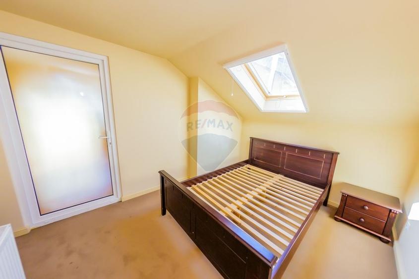 Casă cu 7 camere, 10 ari de vânzare la drumul principal cu 2 intrari - 7