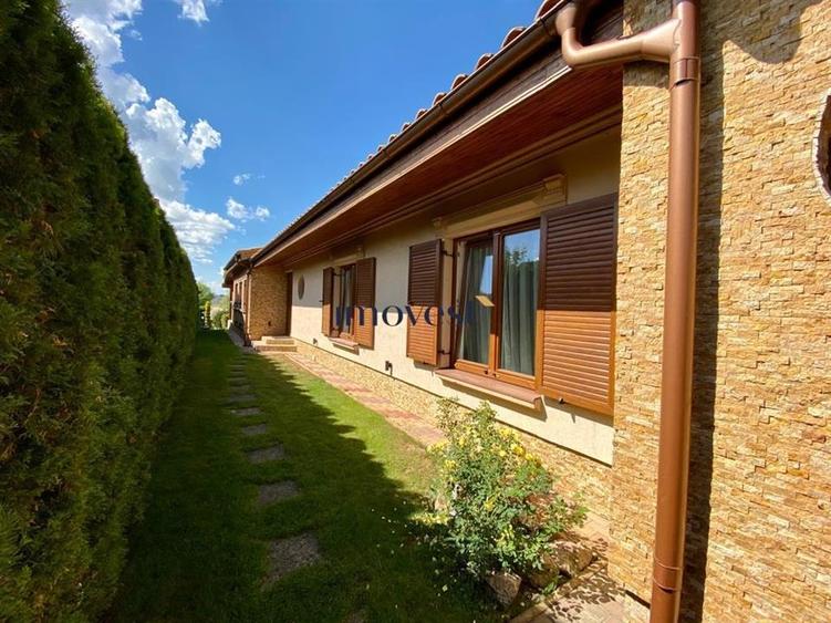 Casa de Vacanta de Vanzare la Lac Apa - 4 Dormitoare, Living + Bucatarie Open Sp - 1