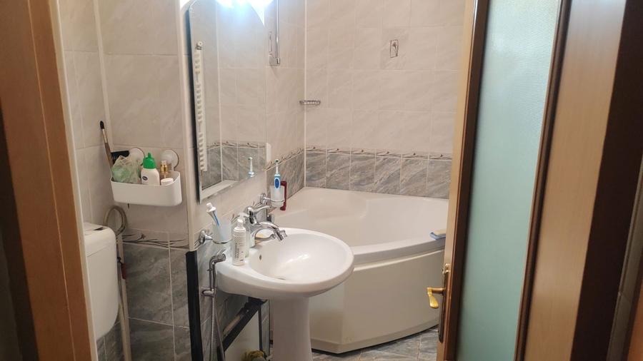 Apartament cu 3 camere decomandate de vanzare parter zona Nord, strada Calugareni - 2