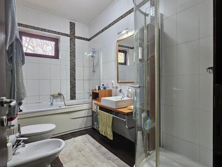 Baneasa - vila 2006, 10 camere, 5 bai, garaj și curte liberă 710 mp! - 6