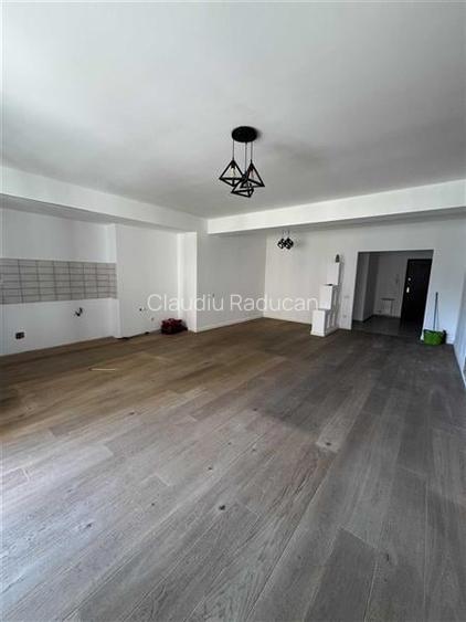 Apartament cu 4 camere decomandat în Pipera