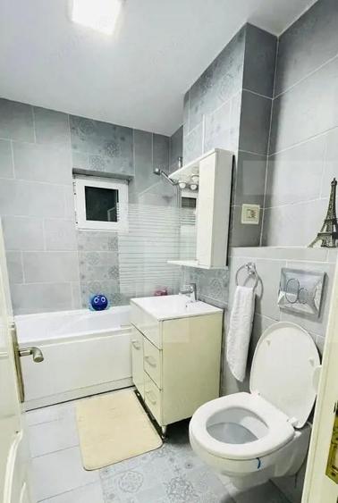 Apartament 3 camere, 64 mp, decomandat Etaj 2 Zona excelenta - 1