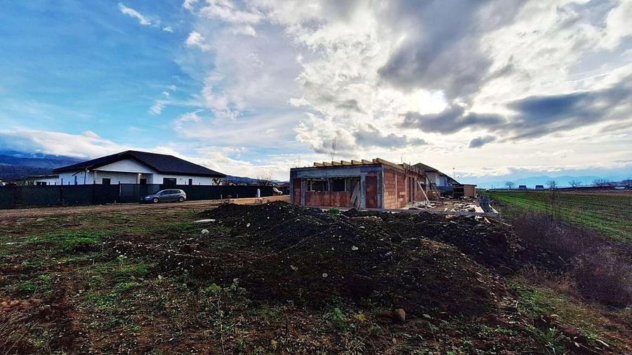 Vând teren comuna Cristian jud Brașov 714 metri patrați preț 78.000 E - 6