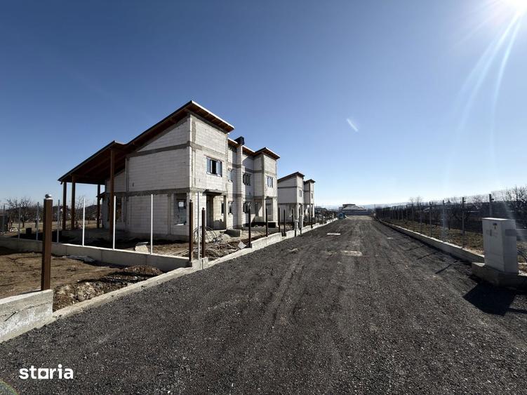 Casa noua cartier de case in oras zona Dobosari, cu predare la cheie! - 1