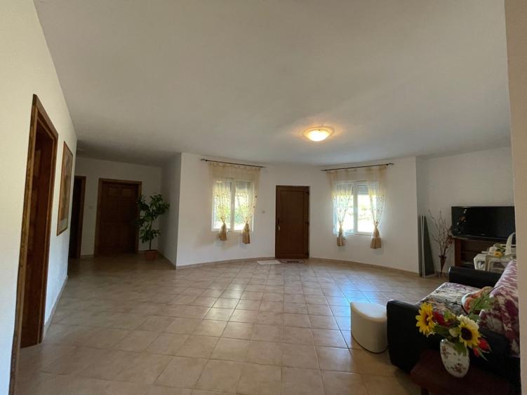 Vând  Casă de vânzare pe două niveluri, independentă, 184 mp la parter, cu mansa - 8