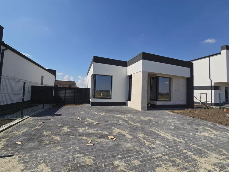 Casa parter 3 camere - 2 bai - apa curenta- incalzire pardoseala- str asfaltata - 8