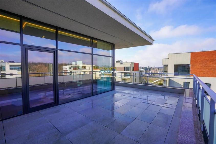 Penthouse cu 5 camere decomandat în Băneasa