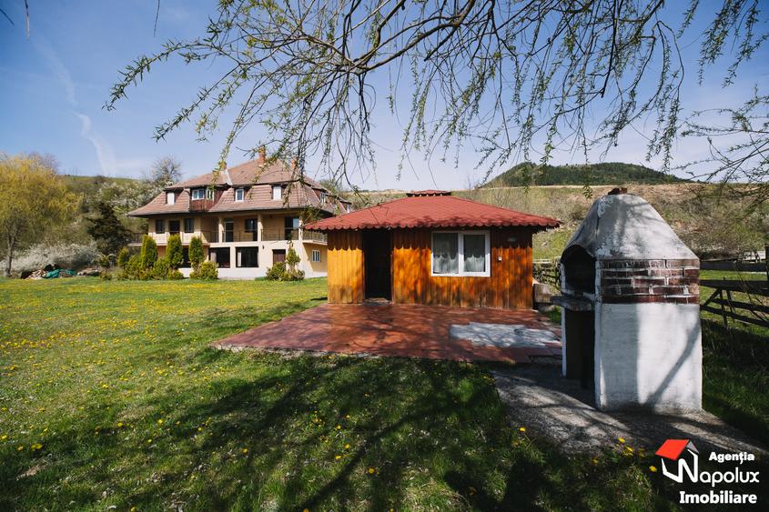 Casă individuală cu 9 camere cu Teren 8223 Mp în Mărgău