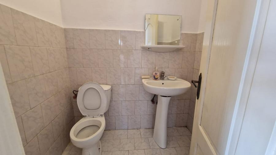 Casă individuală cu 8 camere cu Teren 750 Mp în Cetate
