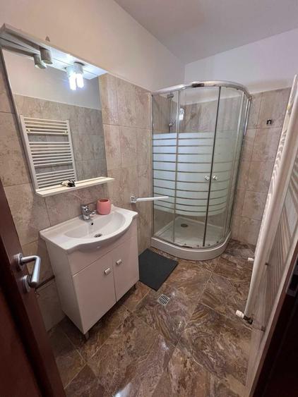 Apartament cu 3 camere semidecomandat în Dobroești
