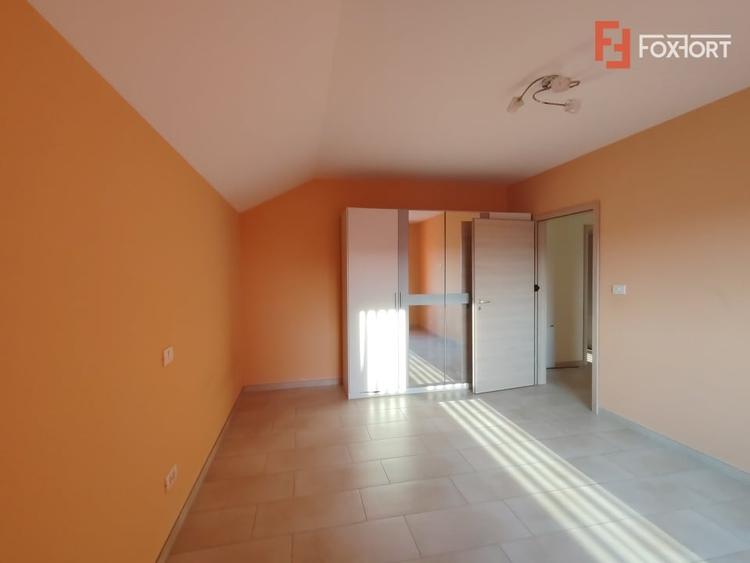 Casă individuală cu 6 camere cu Canalizare în Giroc