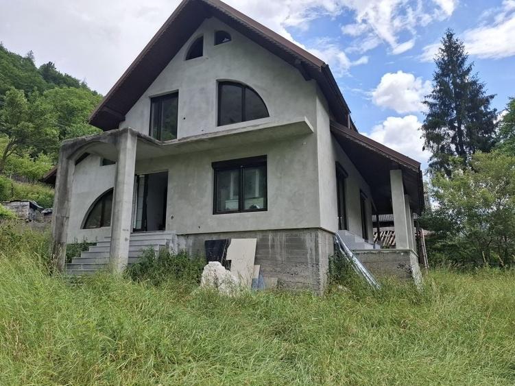 Casă cu 4 camere în Răstolița