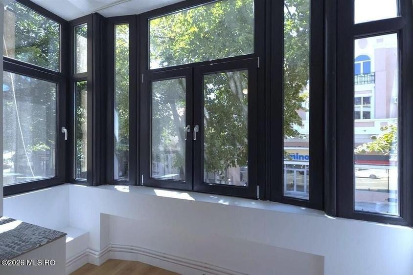 Apartament cu 5 camere semidecomandat în Central