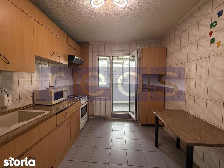 Apartament cu 3 camere semidecomandat în Tei