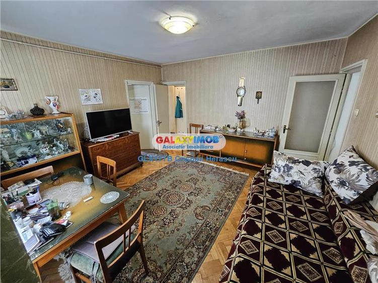 Apartament cu 3 camere semidecomandat, mobilat în Central