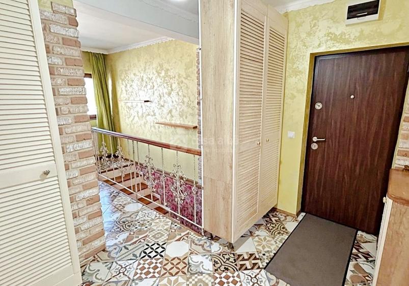 Apartament cu 7 camere decomandat în Bucium
