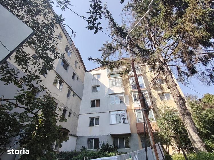 Apartament cu 3 camere decomandat în Aleea Trandafirilor