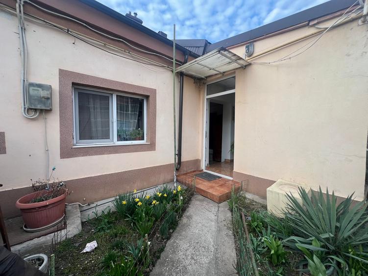 Casa  cocheta , la sol, caramida, teren 386 mp/desch. de 13 m,garaj, 299000 euro - 1