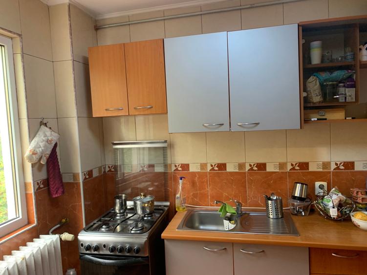 Apartament cu 3 camere semidecomandat în Berceni