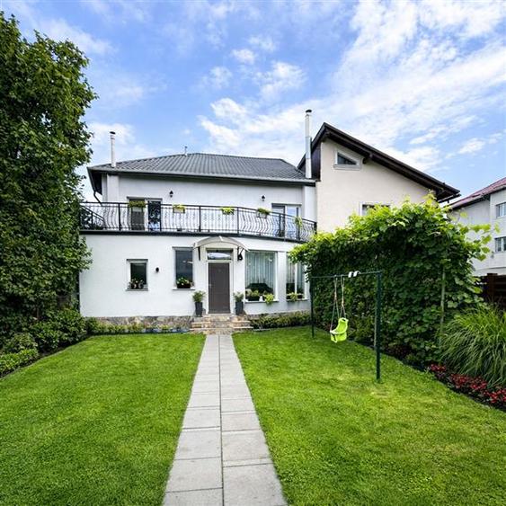 Casa in apreciabil potential,cu terase, curte,gradina echipata,2 pivnite,Str. Ro - 2