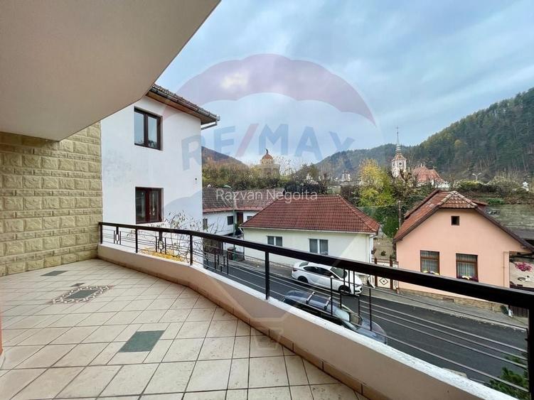Apartament cu 3 camere de vanzare in zona Schei