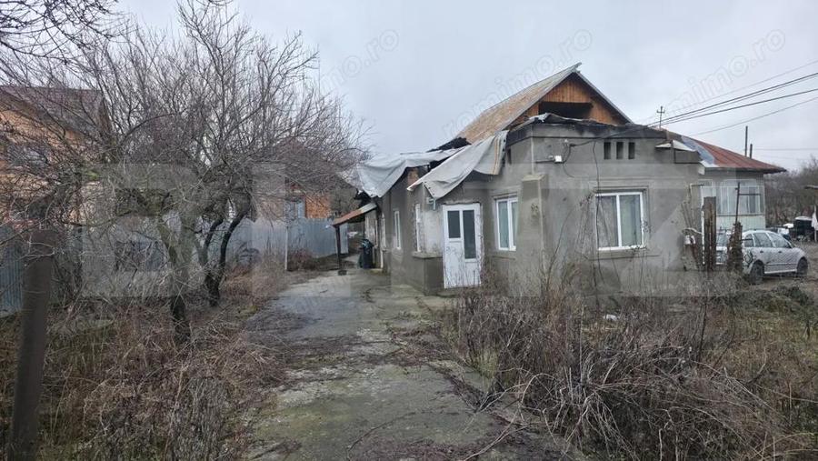 Casa cu acoperisul ars cu teren intravilan, 764 mp, zona Razvad - 7