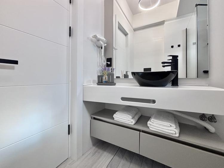 Vedere laterala la mare, prima linie, mobilat, parcare inclusa - 11