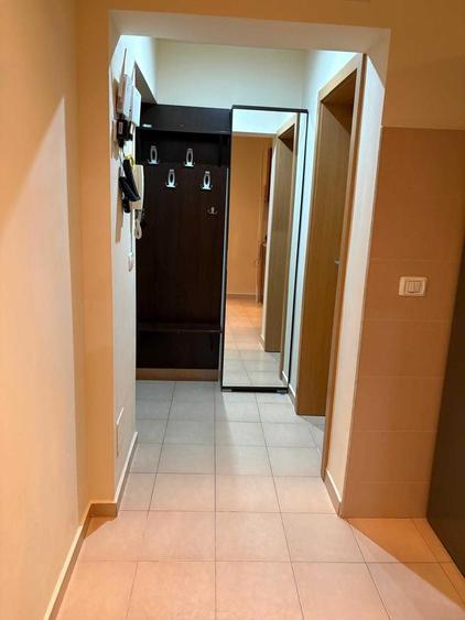 Apartament cu 3 camere semidecomandat în Girocului