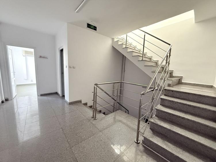 Casă individuală cu 12 camere cu Canalizare în Cotroceni