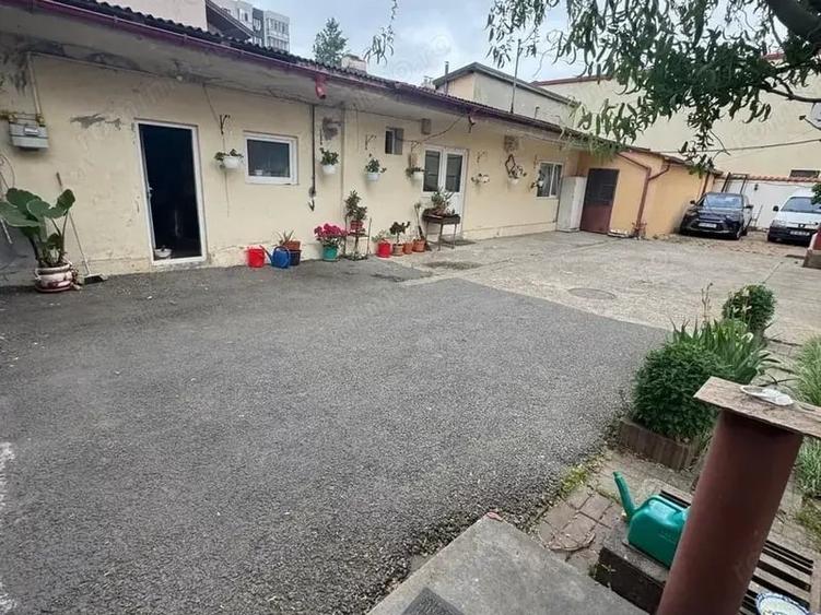 Casă cu 10 camere cu Teren 1000 Mp în Brâncoveanu