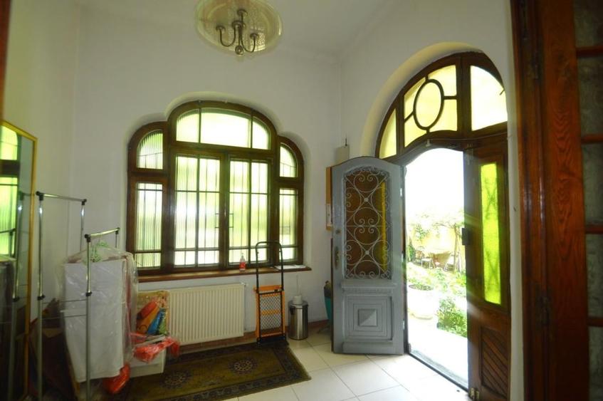 Casă individuală cu 11 camere cu Canalizare în Dorobanți