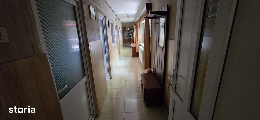 Casă cu 10 camere decomandat în Nord