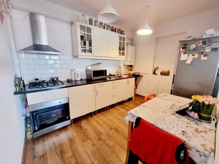 Apartament cu 3 camere semidecomandat, mobilat în Central