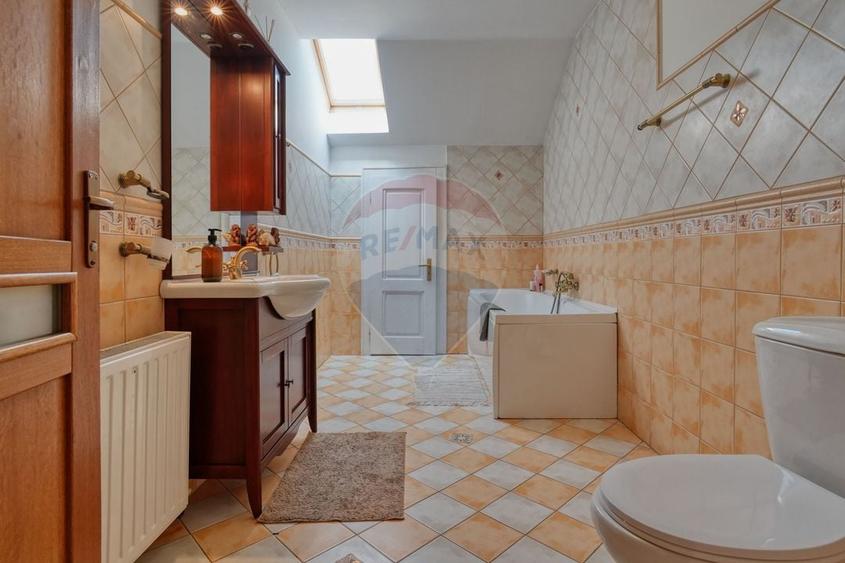 Casă individuală cu 7 camere cu Teren 3735 Mp în Exterior Vest