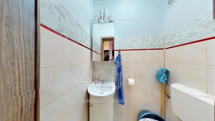 Ap.cu 3 camere, 2 bai si balcon, etaj intermediar, mobilat si utilat - 15