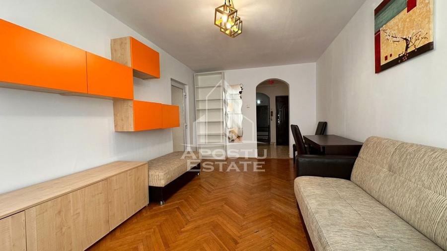 Apartament cu 3 camere semidecomandat, mobilat în Complex Studențesc