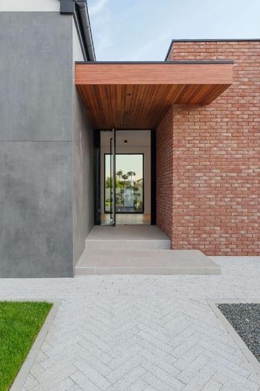 Casă Parter cu Design Minimalist și Piscină - 11