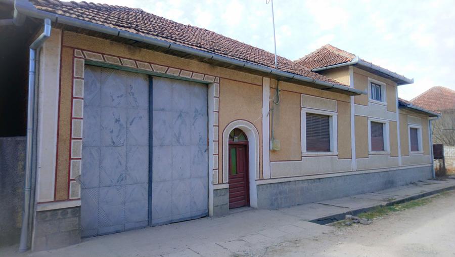 Casa intravilan - curte si gradina - 1