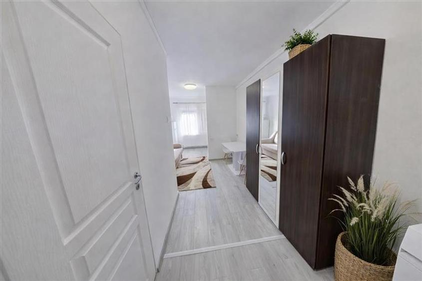 Garsoniera practica,Central: vis-a-vis de Universitatea Transilvania,Brasov. - 5