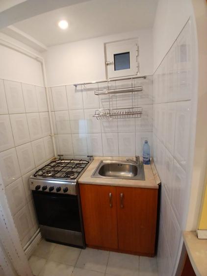 Apartament cu 3 camere semidecomandat, mobilat în Ultracentral