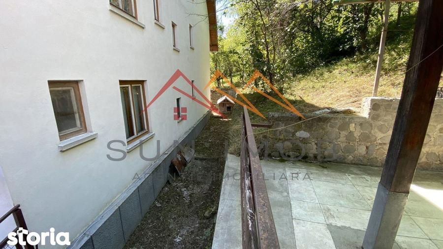 Vila de vanzare, teren 3100 mp, 7 camere, 6 grupuri sanitare, 3 CT, an - 9