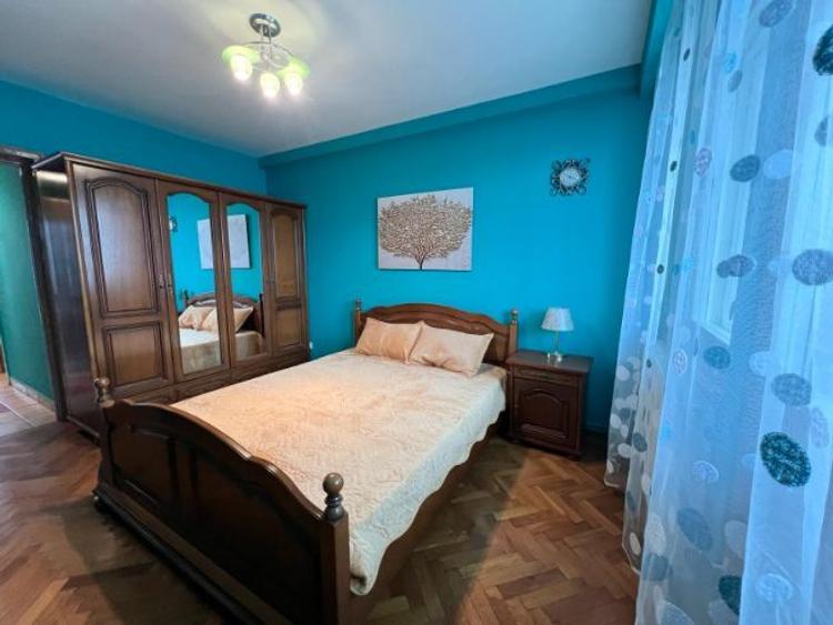 Închiriez un apartament cu 3 camere pe Ferdinad  - 7