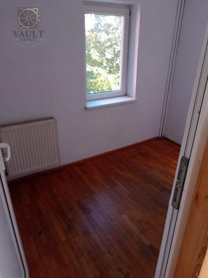 Casă individuală cu 12 camere cu Canalizare în Tineretului