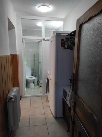 Garsoniera / Camera moderna cu baie, bucatarie si acces la curte Toate utilitatile incluse! - 4