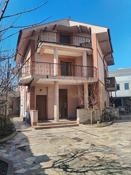 Vila 450 mp cu 5 apartamente si intrari separate ideal investitie - 1