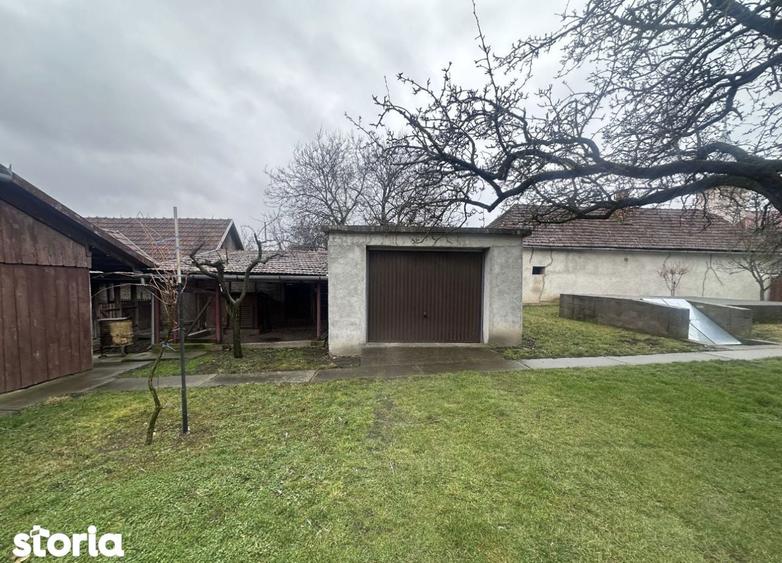 Casa cu etaj in loc linistit - 3