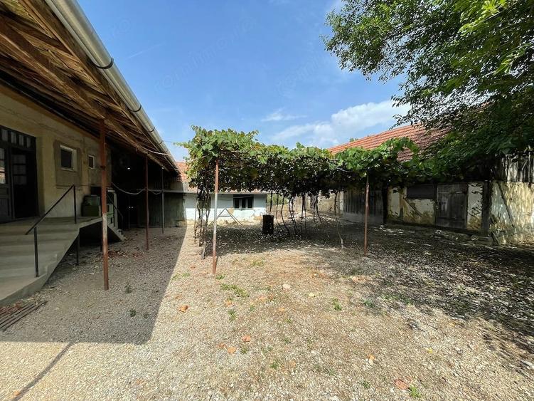 Casă cu 2 camere cu Teren 9300 Mp în Căbești